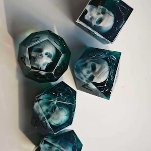 Gothic Skull Resin Dice Set - 7-delade vampyr-RPG-tärningar för D&D