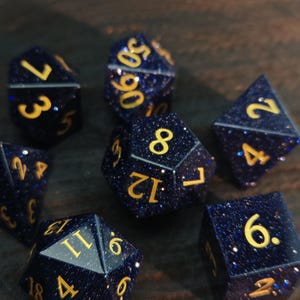 Blauwe zandsteen edelsteen DND dobbelstenen set | Glinsterende gouden sterren in nachtblauw afbeelding 5