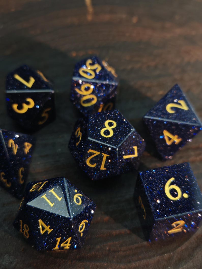 Blauwe zandsteen edelsteen DND dobbelstenen set | Glinsterende gouden sterren in nachtblauw afbeelding 5