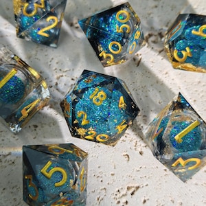 Conjunto de dados de RPG de mesa com areia líquida e resina azul com glitter, inspirado no oceano | RPG de mesa