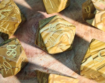 Juego de dados de piedra preciosa con veta de madera natural / Dados DND de ágata con patrón único de color marrón té