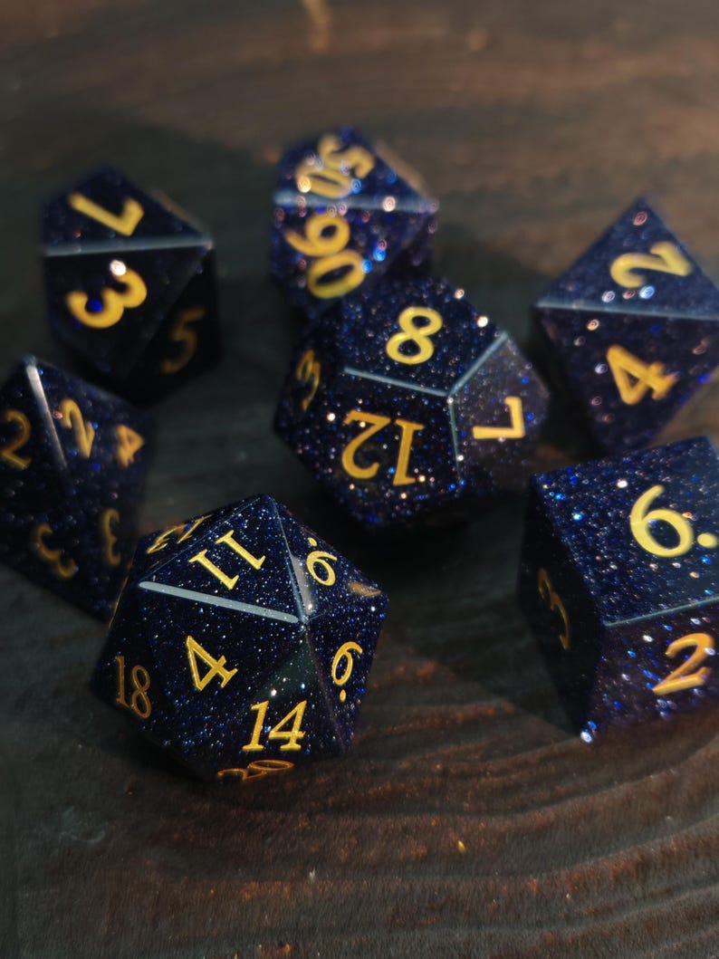 Blauwe zandsteen edelsteen DND dobbelstenen set | Glinsterende gouden sterren in nachtblauw afbeelding 1