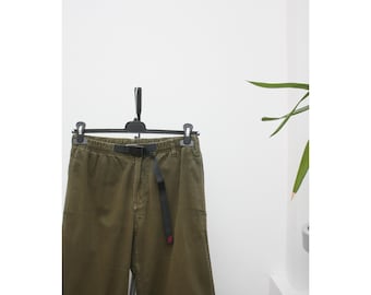 Pantalón clásico verde militar Gramicci para hombre talla pequeña