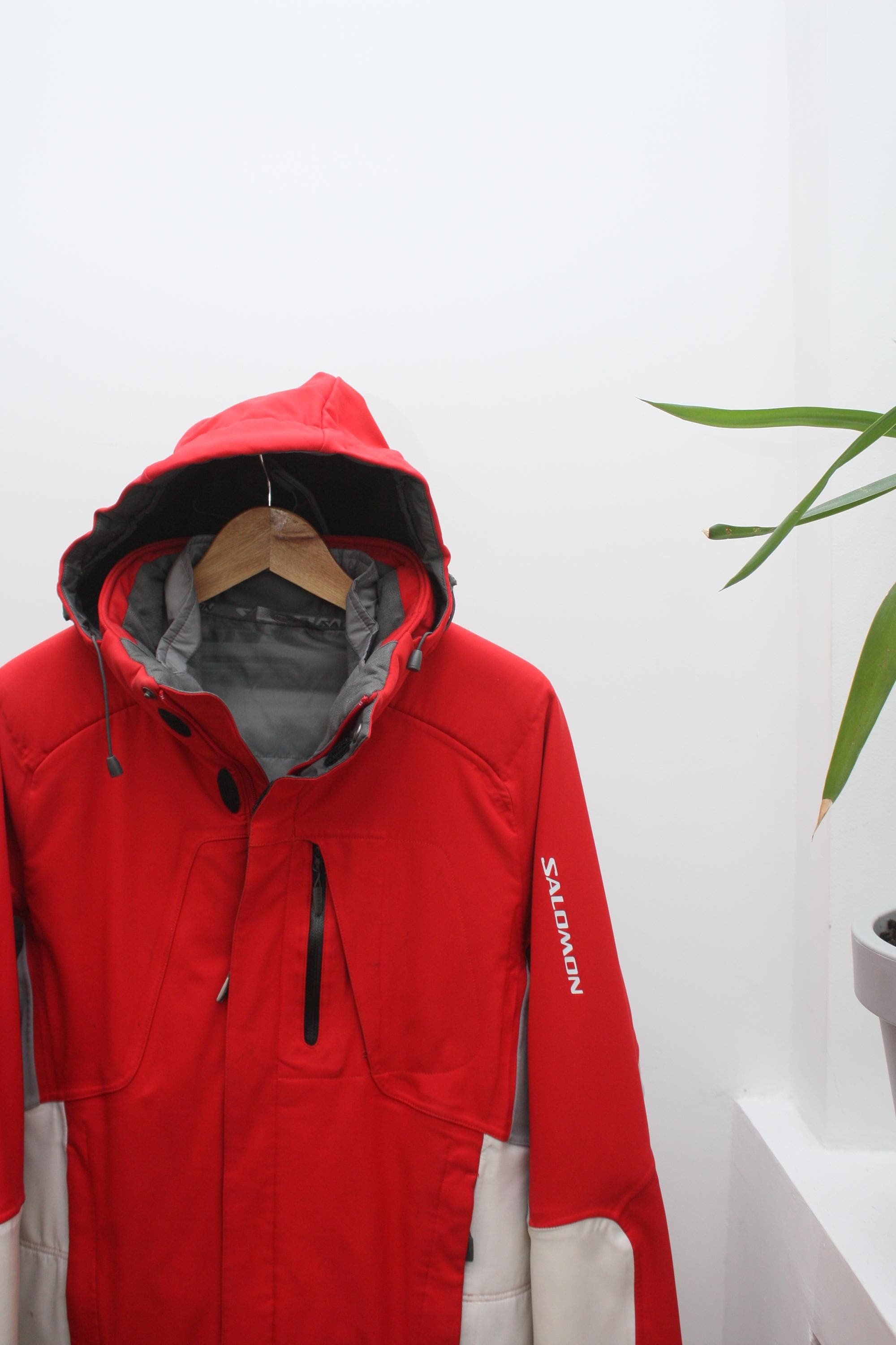 Salomon レッド ジャケット 新品タグ付き Salomon レッド ジャケット 新品タグ付き