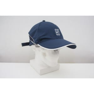 Op de afbeelding: Marineblauwe baseballcap met witte rand en een wit logo aan de voorkant. De cap heeft een gebogen klep en een verstelbare band. Gemaakt van lichtgewicht materiaal.