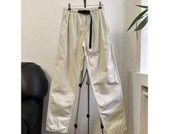 Pantalones clásicos Gramicci beige crema para hombre