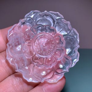 2,2 ''+ Natürlicher klarer Quarz,Quarzkristall,hand geschnitzt,Kristall Rose,Blumen Schädel,Feine Kristall Geschenke 1Stk