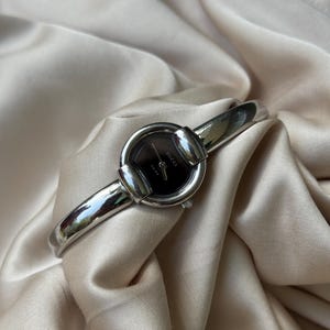 Gucci 1400L Women’s Vintage Watch – Silver Bangle Bracelet | Black Dial | Swiss Quartz | Authentic Retro Gucci Timepiece