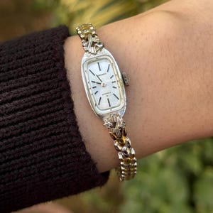 Vintage Seiko Women’s Mechanical Watch – 20mm Dial, Two-Tone Bracelet, 21 Jewels, Classic Rectangular Design