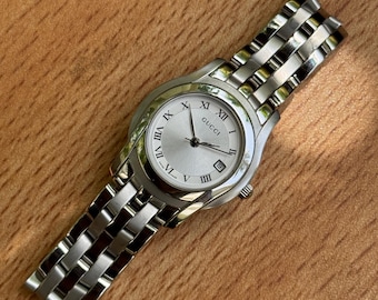 Orologio da donna Gucci 5500L Vintage / Orologio di design al quarzo svizzero / Quadrante argentato con numeri romani / Bracciale in acciaio inossidabile / Regalo di lusso per lei