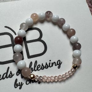 Pulsera de cuentas hecha a mano: regalo de fe y aliento. Joyería inspiradora.