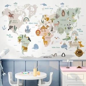 Peut inclure: Une décoration murale de carte du monde colorée avec des animaux et des continents illustrés. La carte comprend les océans et les continents avec les noms des continents. La carte est décorée d'animaux de dessins animés, d'arcs-en-ciel et de nuages.