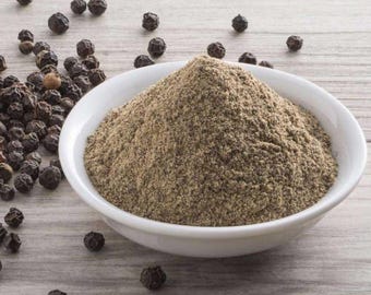 Poivre noir moulu biologique parfait pour assaisonner des herbes et des épices