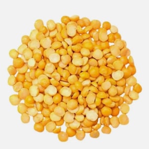 Puede incluir: Un montón de guisantes amarillos partidos, un ingrediente común en varias cocinas. Los guisantes son de un color amarillo-naranja vibrante, con una forma ligeramente irregular. Se utilizan a menudo en sopas, guisos y platos vegetarianos.
