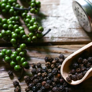 Organic Whole Black Peppercorn Seasonings Piper Nigrum