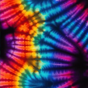黒地に絞り染めを施した100％キルティングコットン生地、抽象的なパターン、日本の染色技法、キルティング生地素材、デジタルプリント