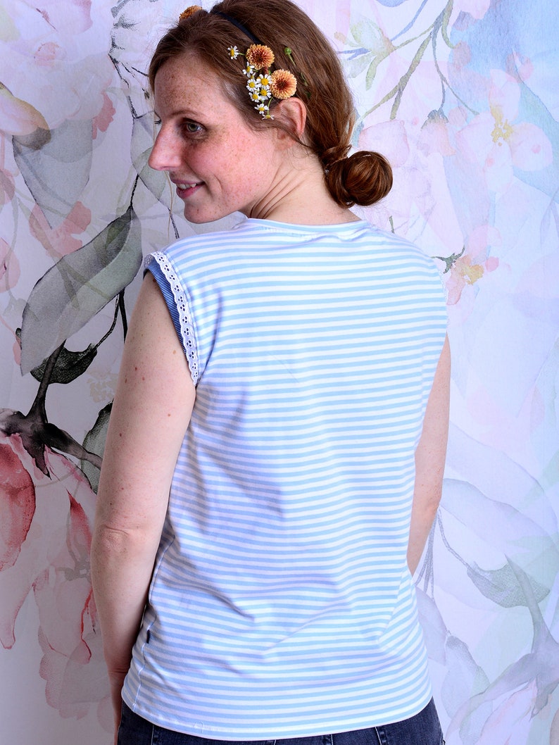 chemise en jersey à rayures KATJA bleu clair haut à fleurs blanc bleu by STADTKIND POTSDAM image 4