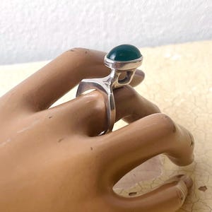 Anello brutalista astratto vintage in argento sterling con cupola alta e pietra preziosa verde