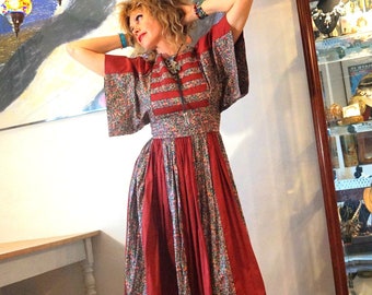 Robe hippie des années 1970 par Lily Conemans, robe longue vintage en tissu Liberty matelassé à manches kimono