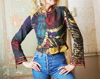 Chaqueta de moda glamurosa con estampado abstracto, cinturón y flecos, color y pasión de Voyage, Italia de lujo.