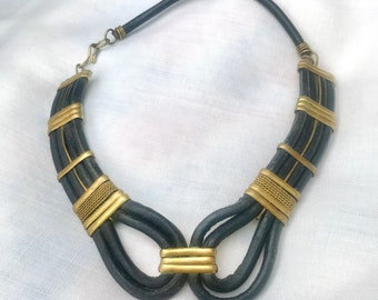 Collier bohème en cuir épais et laiton à armatures des années 1970