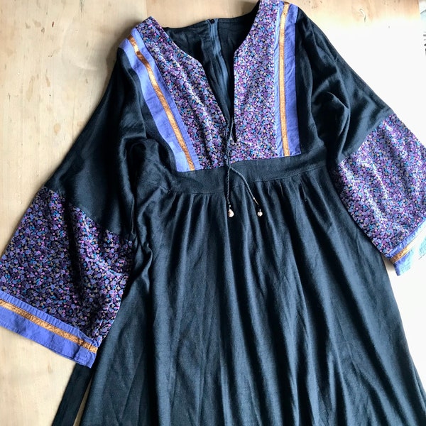 Vintage des années 70 des années 80 maxi caftan violet noir bohème robe robe indienne en velours côtelé manches ange