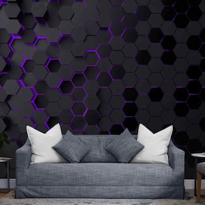 Könnte beinhalten: Ein modernes Wohnzimmer mit einem grauen Sofa und weißen und grauen Kissen vor einer Wand mit einem 3D-Hexagon-Design in Schwarz und Lila. Ein kleiner Beistelltisch und ein Stuhl sind ebenfalls zu sehen.