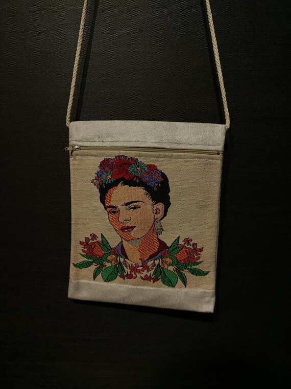 フリーダ・カーロ フローラル クロスボディバッグ – 刺繍入り 