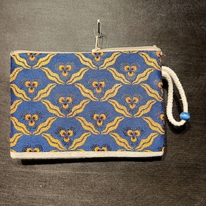 Bolso de mano de gobelino azul hecho a mano – Bolso de mano tejido con flores y detalles amarillos – Monedero pequeño con cremallera