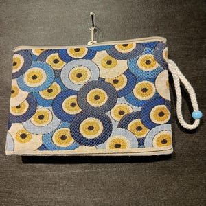 Bolsa de Gobelino con Ojo Turco Hecha a Mano – Cartera de Mano de Tapiz Turco con Diseño Nazar en Capas – Monedero Artesanal con Cremallera