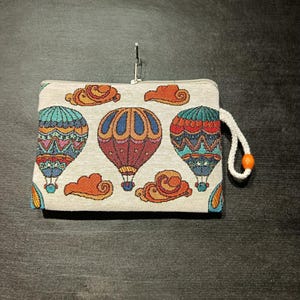 Monedero de Gobelino con Globo Aerostático – Monedero de Tapiz Hecho a Mano con Diseño de Cielo Fantástico – Pequeño Estuche con Cremallera para Regalo