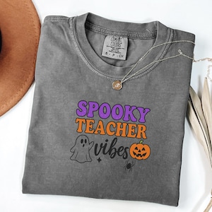Komfort Colors® Lehrer Halloween Shirt, Halloween Geschenk, Kariertes Geist Shirt, Lehrer Geist T-Shirt, Gruseliges Lehrer Vibes Shirt