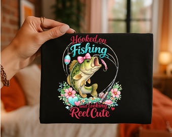 Eingehängt am Angeln PNG | Lustiges Fischen-Shirt Motiv | Reel süsses Angeln PNG | Barsch Angeln Shirt | DTF Sublimation Download