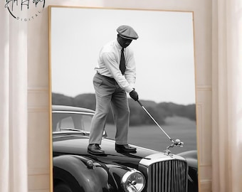 Digitale vintage kunstafdruk – Stijlvolle golfscène op klassieke auto in zwart-wit
