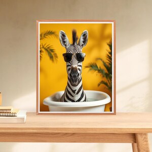 Divertente zebra con occhiali da sole che fa il bagno in una vasca - Stampa artistica digitale da parete Quikly