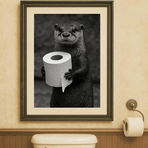Arte de pared imprimible con una nutria divertida sosteniendo papel higiénico. Decoración de baño con animales en blanco y negro. Descarga digital para impresión instantánea.