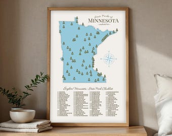 Può includere: Una stampa incorniciata con una mappa azzurra del Minnesota, contrassegnata da icone di alberi verdi che indicano i parchi statali. La stampa include il testo "State Parks of Minnesota" e un elenco di controllo dei parchi. È inclusa anche una rosa dei venti.