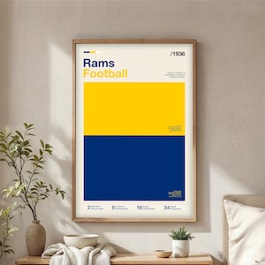 Puede incluir: Un póster enmarcado con un diseño minimalista con las palabras "Rams Football" en amarillo y azul. El póster tiene un fondo crema con un diseño de bloques de color amarillo y azul. El póster también incluye el año 1936 y el número de campeonatos.