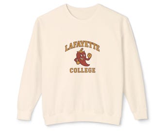 Pode incluir: Camisola creme com o texto "LAFAYETTE COLLEGE" em fonte castanha arqueada sobre um mascote de pimenta cartoon. A pimenta é vermelha com detalhes castanhos e um rosto sorridente. A camisola tem gola redonda e mangas compridas.