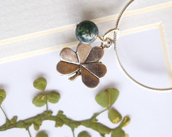 Clover leaf chain necklace shamrock charm green moss agate bead sterling silver women minimalist jewelry gift for her St Patricks Day