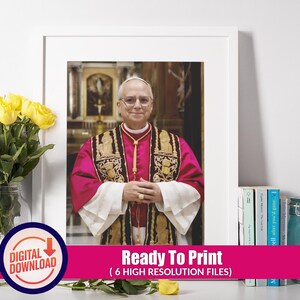 Può includere: Ritratto incorniciato di un uomo in abito religioso, con una veste rosa con ricami dorati e un colletto bianco. L'immagine include il testo "Ready To Print (6 HIGH RESOLUTION FILES)". Download digitale disponibile.