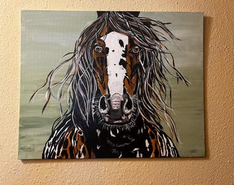 Końskie włosy Palomino powiewające na wietrze