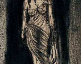 Desenho original a carvão emoldurado em formato A3 de uma estátua gótica feminina, retrato sombrio e emotivo para decoração de parede.