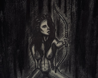 Dibujo original a carboncillo de una arquera del bosque oscuro, tamaño A3, enmarcado, con figura femenina. Obra de arte para decoración de pared con un toque melancólico.