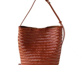 Bolso de cubo de lujo tejido a mano con un estilo casual retro.