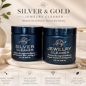 Puede incluir: Dos frascos azul oscuro de limpiador de joyas, uno etiquetado como "Silver Cleaner" y el otro como "Jewelry Cleaner". El texto "Silver & Gold Jewelry Cleaner" está en la parte superior. Cada frasco contiene 236 ml. La imagen destaca la capacidad del producto para restaurar el brillo.