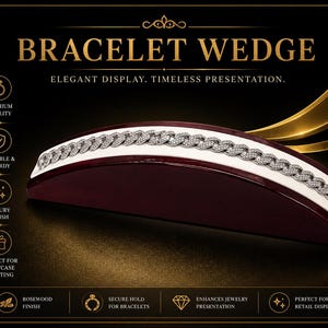 以下が含まれることがあります： 「BRACELET WEDGE」と「ELEGANT DISPLAY. TIMELESS PRESENTATION.」の文字が入った、濃い赤色のブレスレットディスプレイ。白いトップに、透明な石が付いたシルバーのブレスレットが置かれています。ブレスレットを展示するためのデザインです。