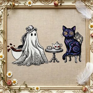 Könnte beinhalten: Eine Kreuzstichstickerei mit einem Geist mit Zylinder, der an einem Tisch mit Teeservice sitzt, neben einer violett-schwarzen Katze mit Spiralaugen auf einem Stuhl. Das Motiv ist in einem goldenen, verzierten Rahmen mit weißen Federn und Blumen gefasst.