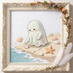 Könnte beinhalten: Kreuzstichkunst eines freundlichen Geistes an einem Strand mit Muscheln und einem Seestern. Das Kunstwerk ist in einem weißen, verzierten Rahmen mit floralen Akzenten gerahmt. Der Geist ist hellgrün mit rosa Streifen.