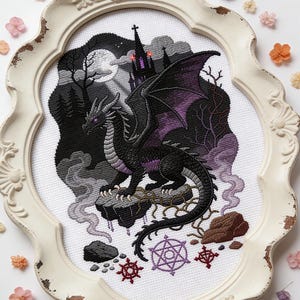Könnte beinhalten: Kreuzstich-Kunstwerk eines schwarzen Drachen mit lila Akzenten, gerahmt in einem weißen, verzierten Rahmen mit Used-Look. Der Hintergrund zeigt ein gotisches Schloss, einen Vollmond und einen dunklen Wald. Florale Dekorationen umgeben den Rahmen.
